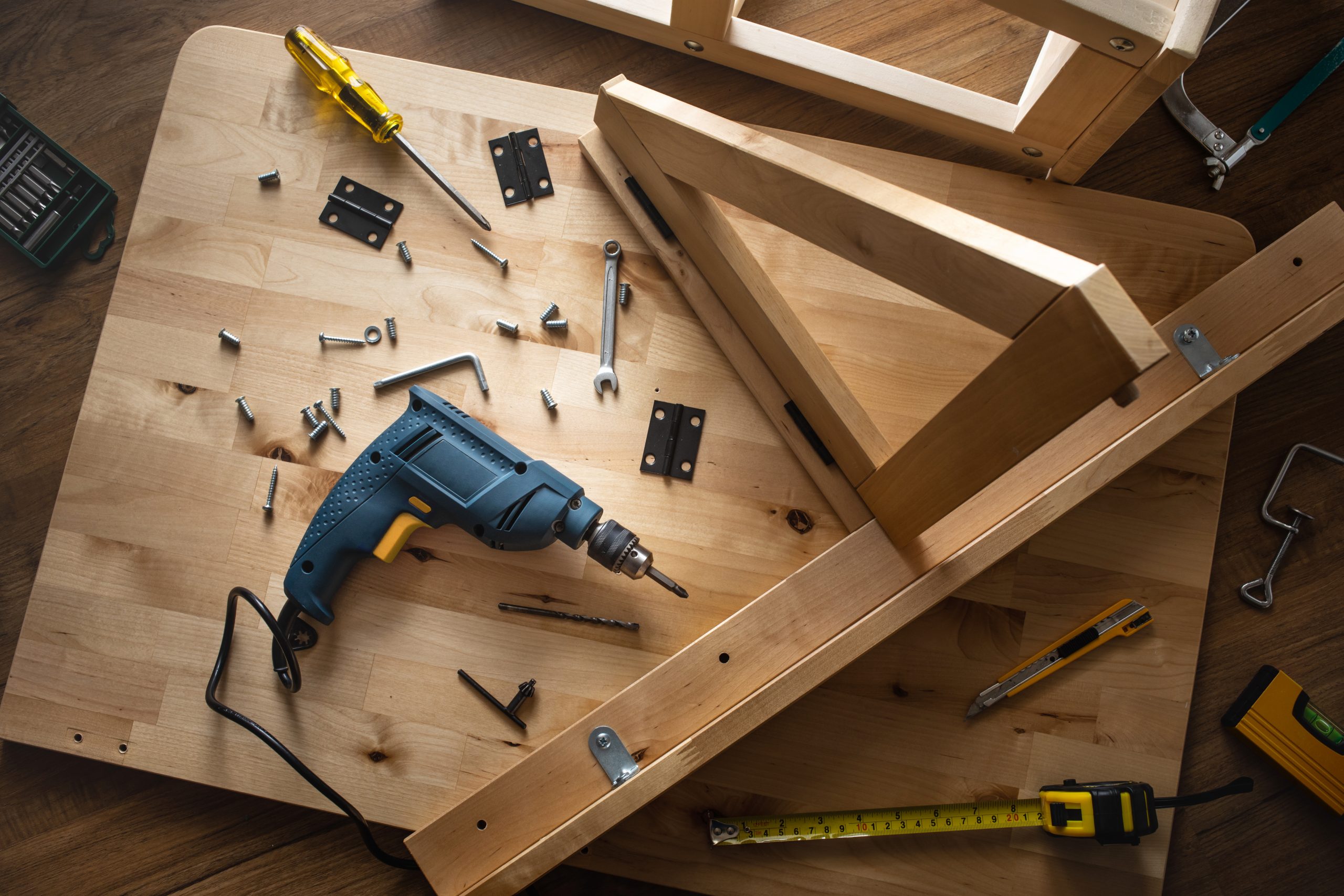 Top,View,Of,Drill,Tool,And,Another,Equipment,On,Wood